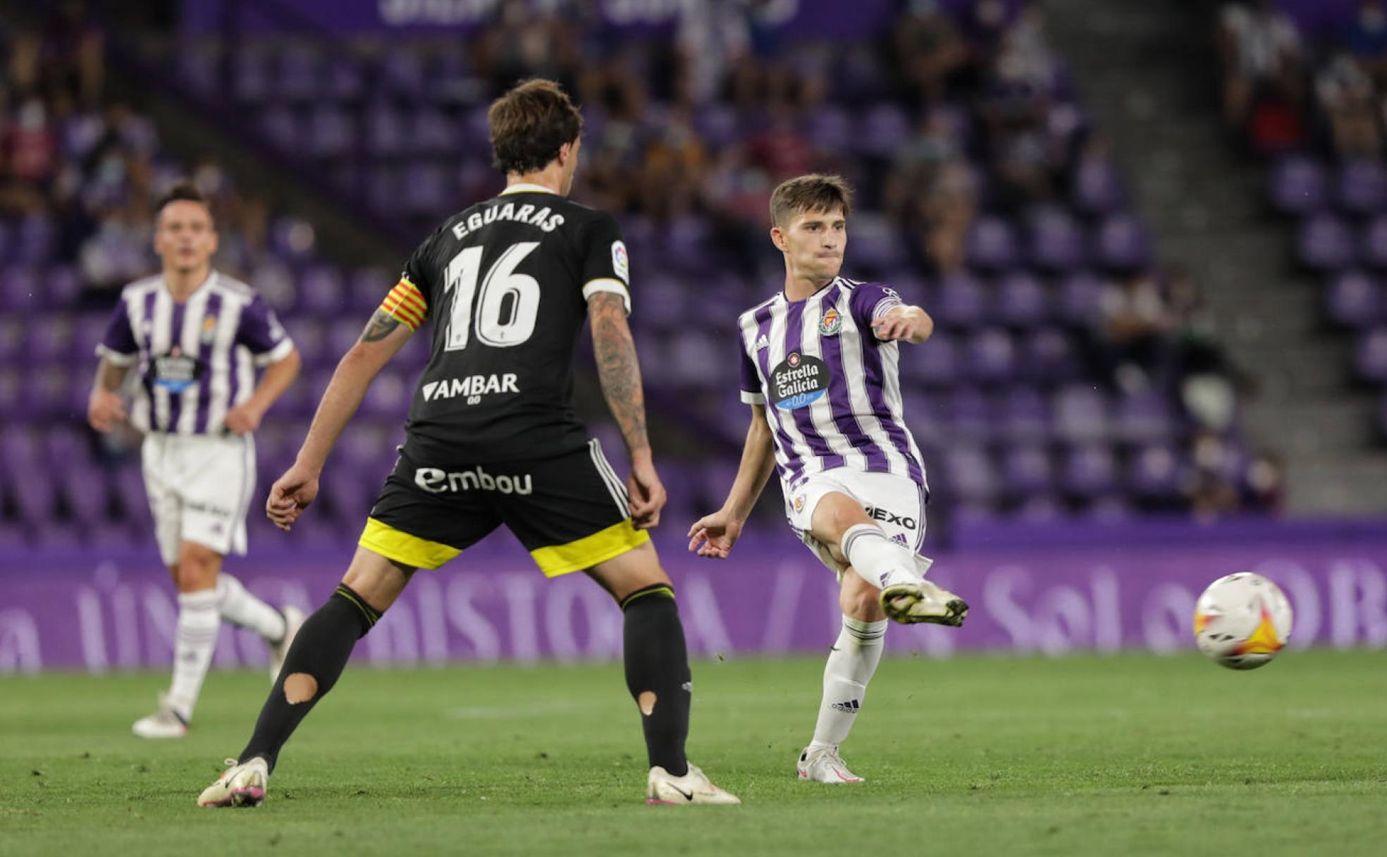 Toni Villa filtra un pase en medio campo ante la presencia de Eguaras. 