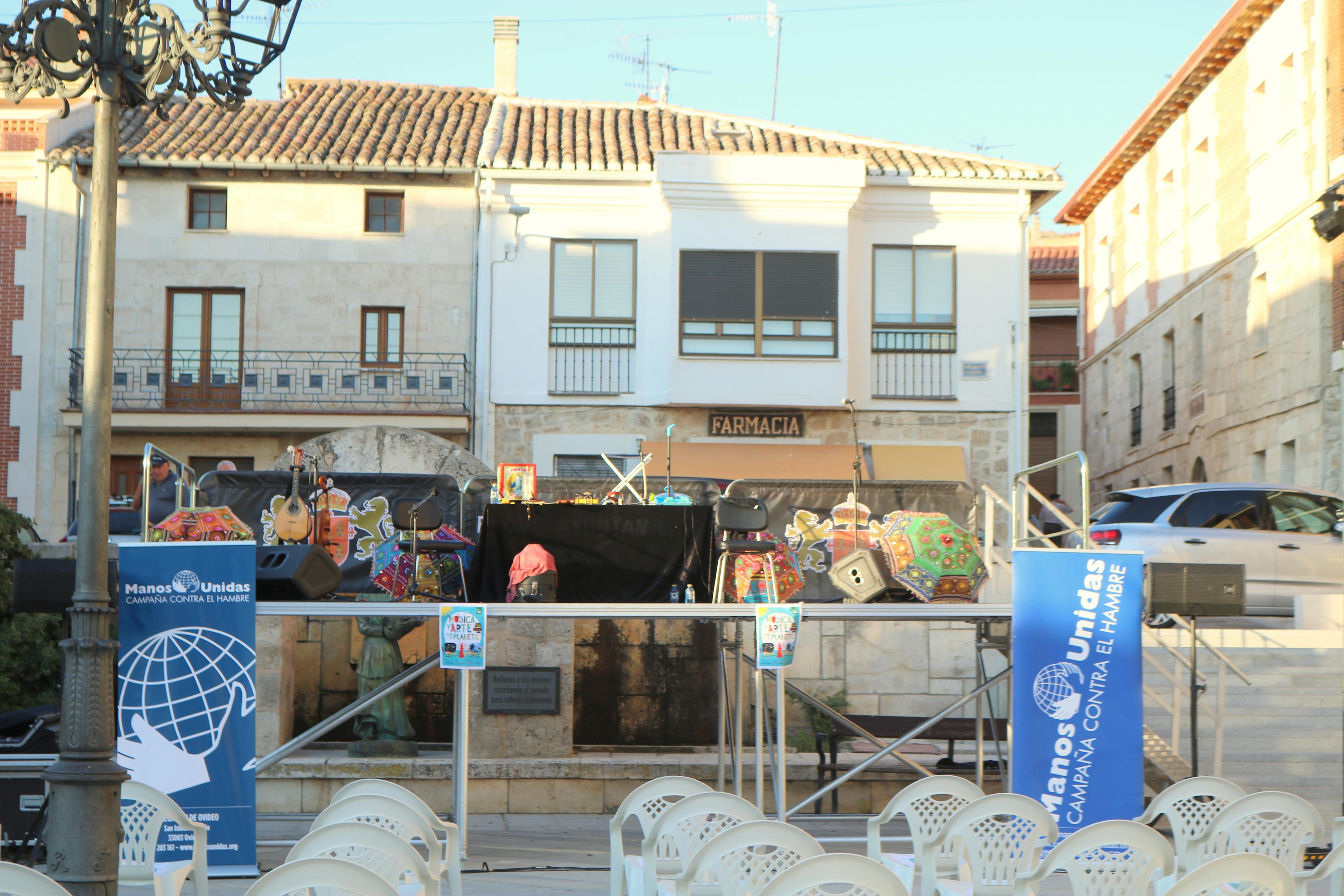 Fetén Fetén entusiasmó al numeroso público congregado en Baltanás