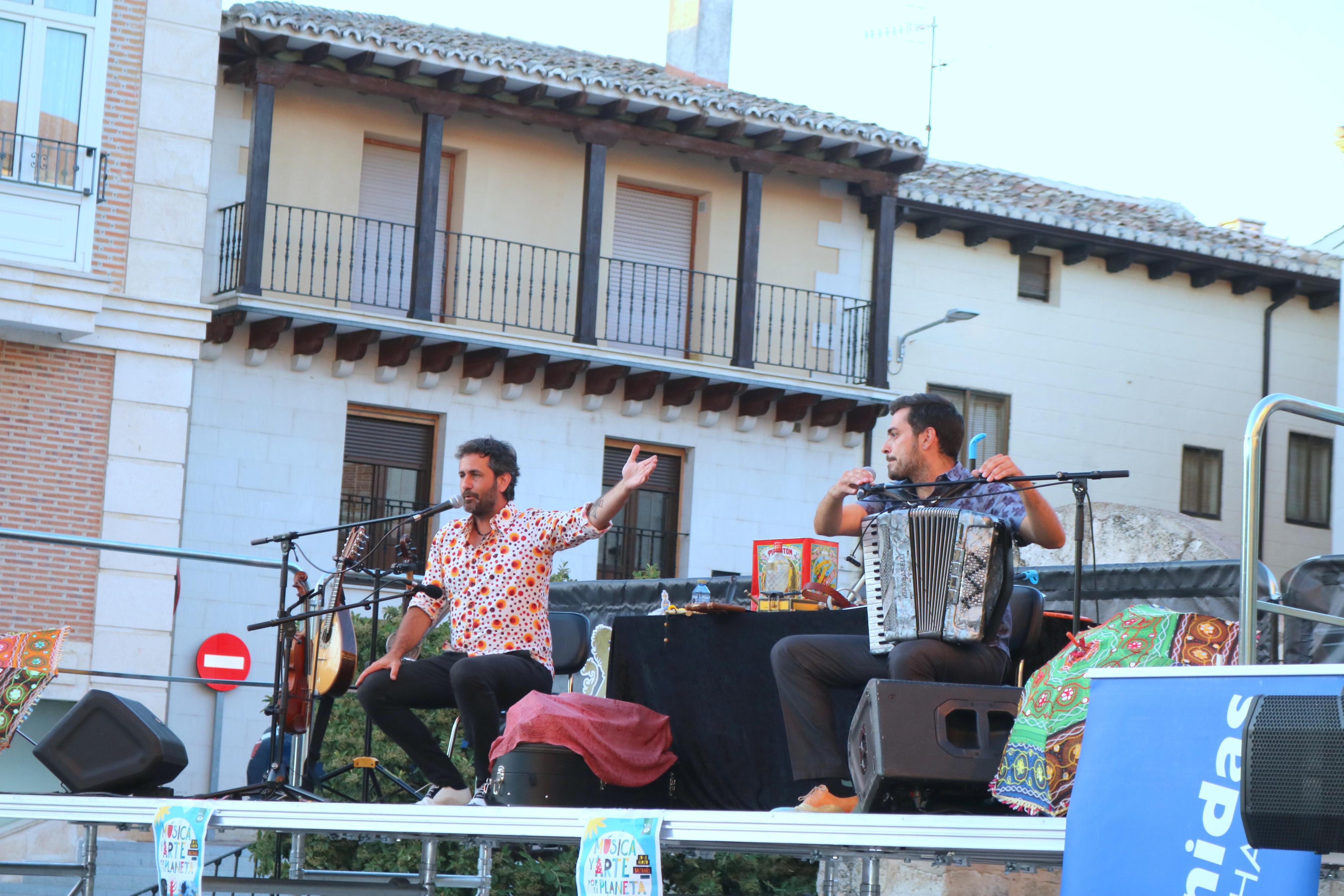 Fetén Fetén entusiasmó al numeroso público congregado en Baltanás