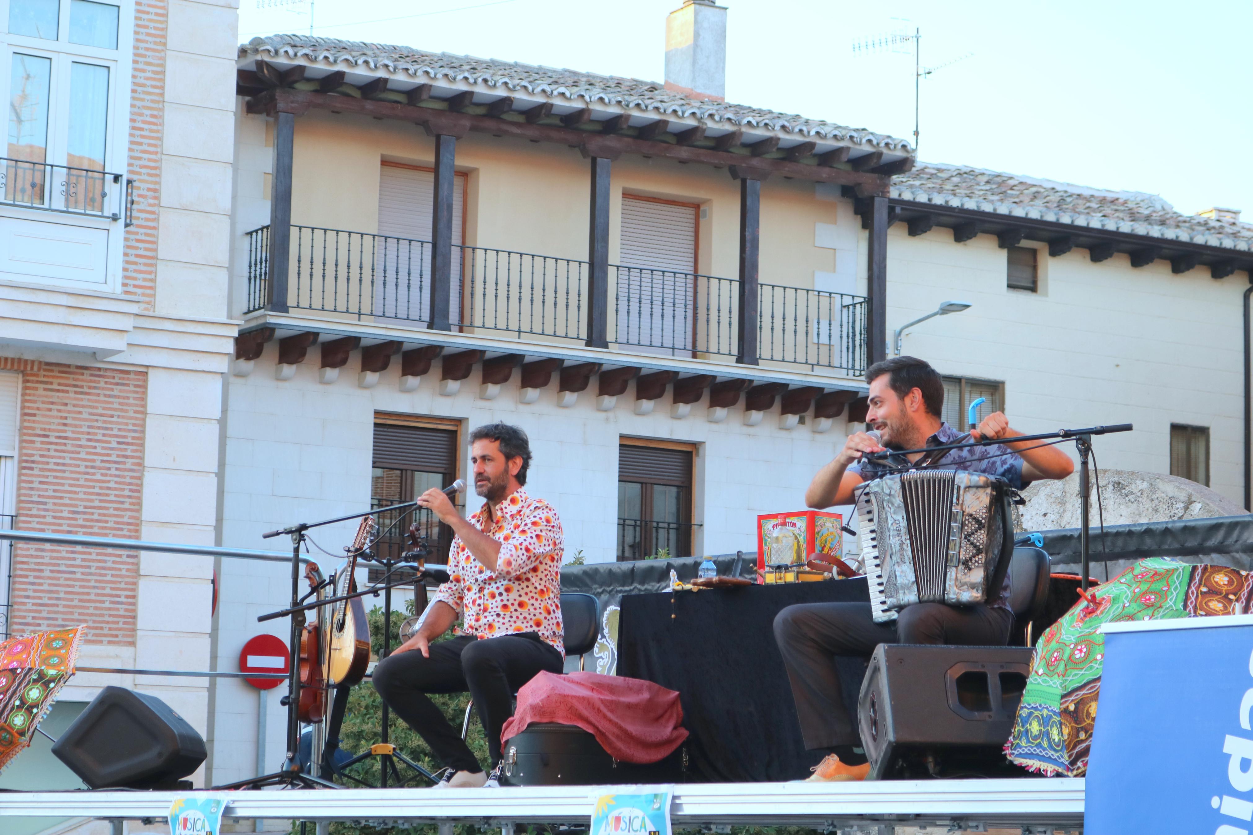 Fetén Fetén entusiasmó al numeroso público congregado en Baltanás