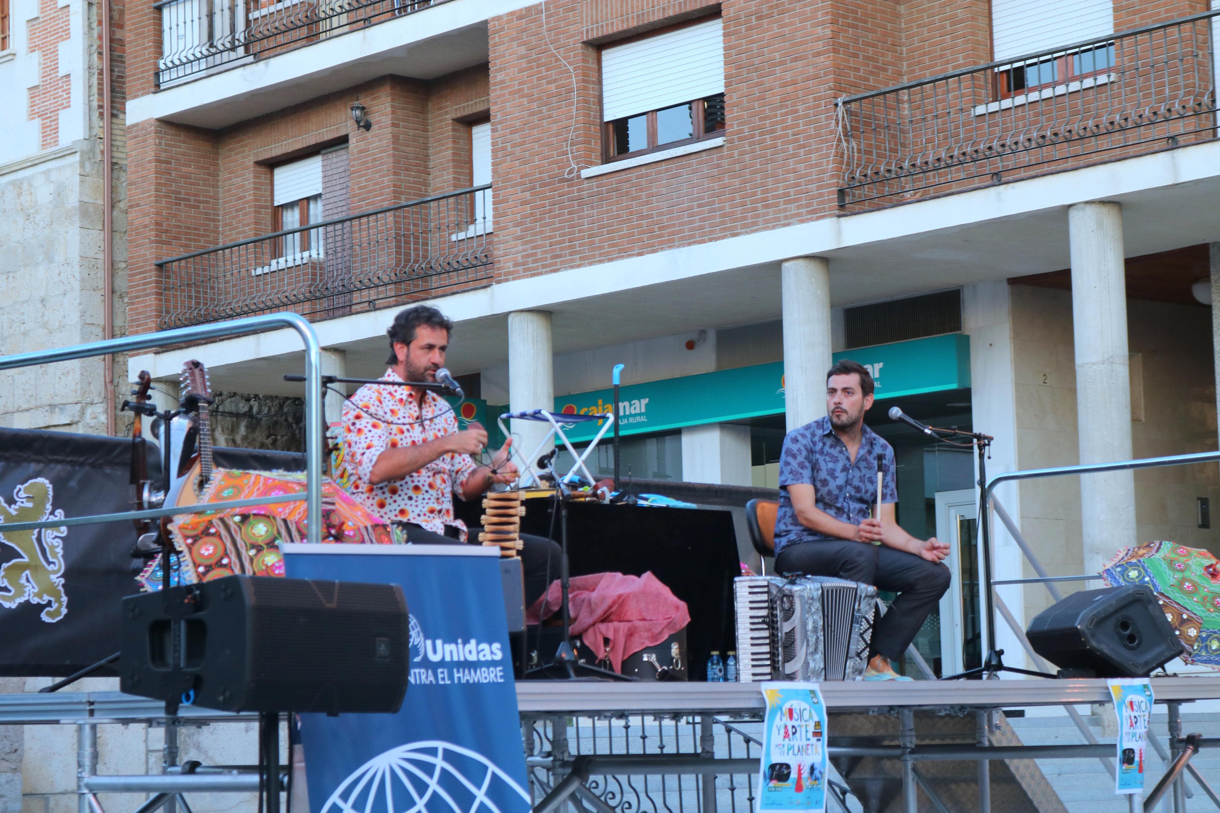 Fetén Fetén entusiasmó al numeroso público congregado en Baltanás