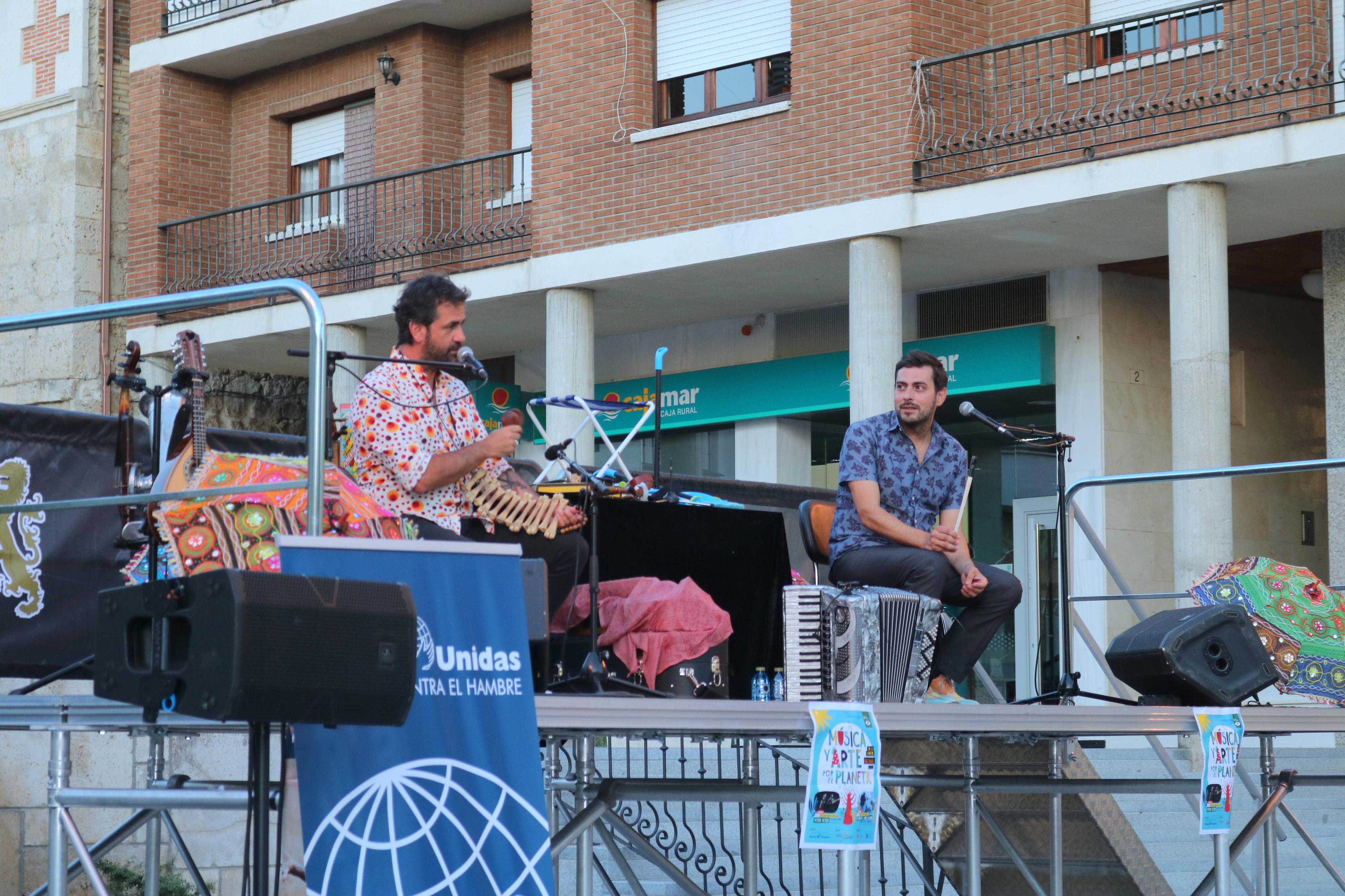 Fetén Fetén entusiasmó al numeroso público congregado en Baltanás