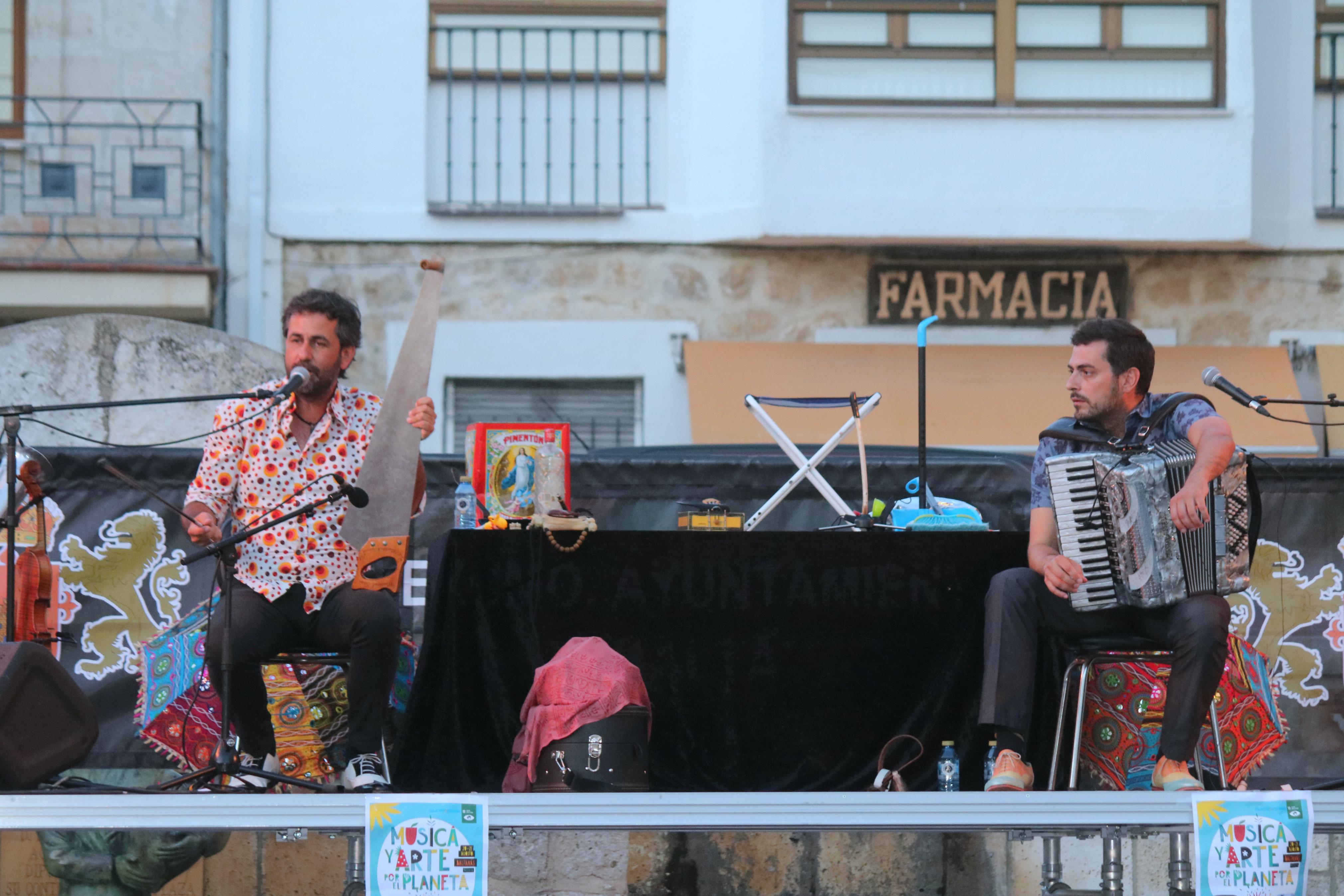 Fetén Fetén entusiasmó al numeroso público congregado en Baltanás