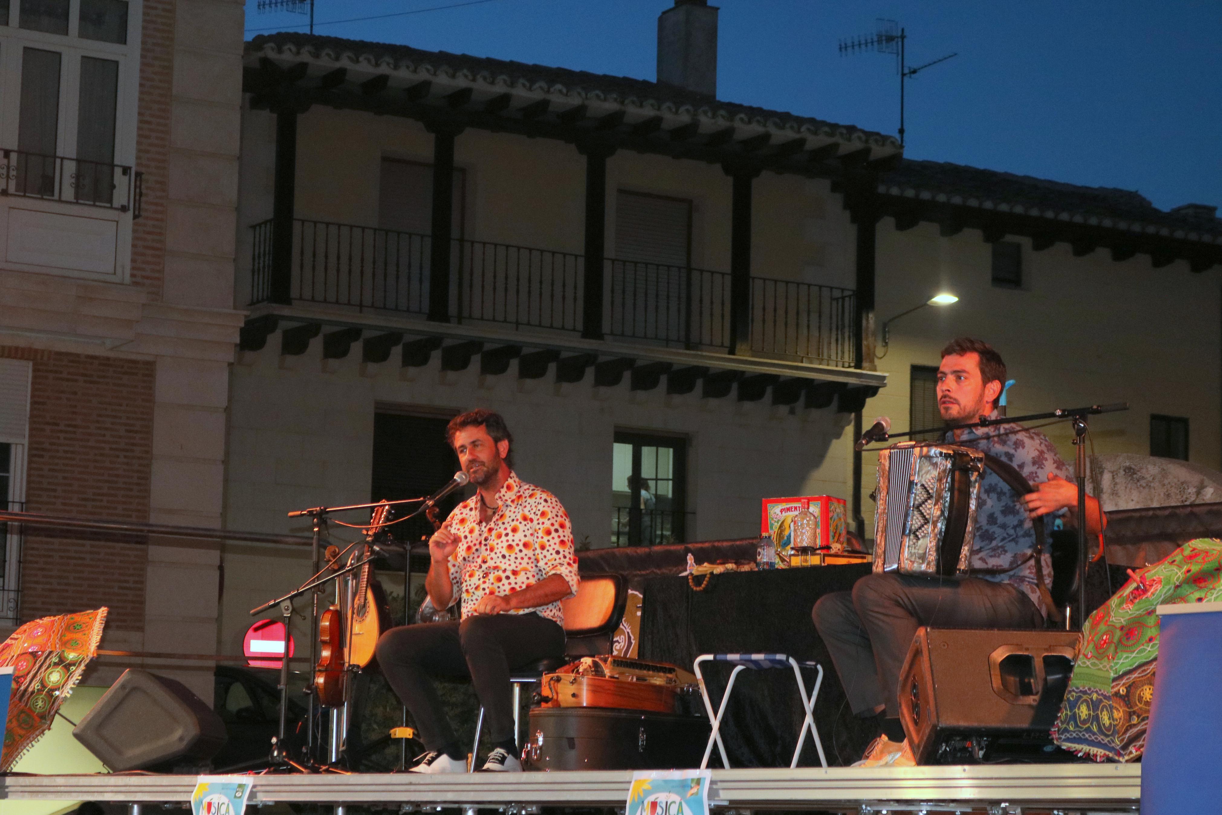 Fetén Fetén entusiasmó al numeroso público congregado en Baltanás