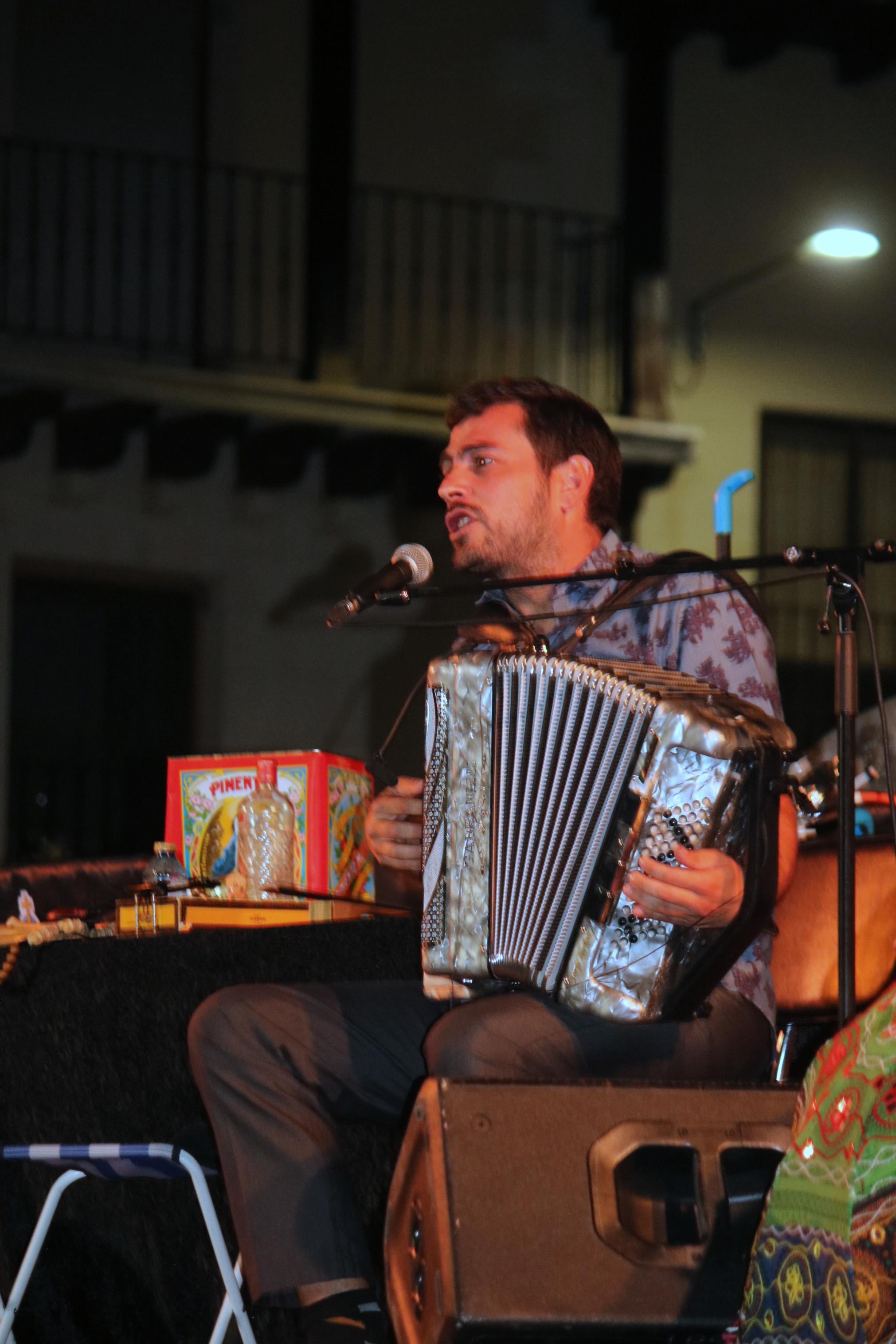 Fetén Fetén entusiasmó al numeroso público congregado en Baltanás