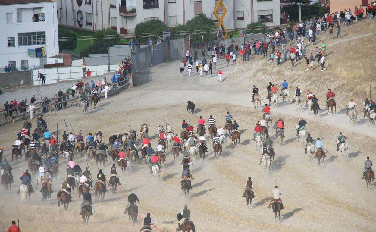 Panorámica del encierro a su llegada al Embudo, punto donde comienza el recorrido urbano. 