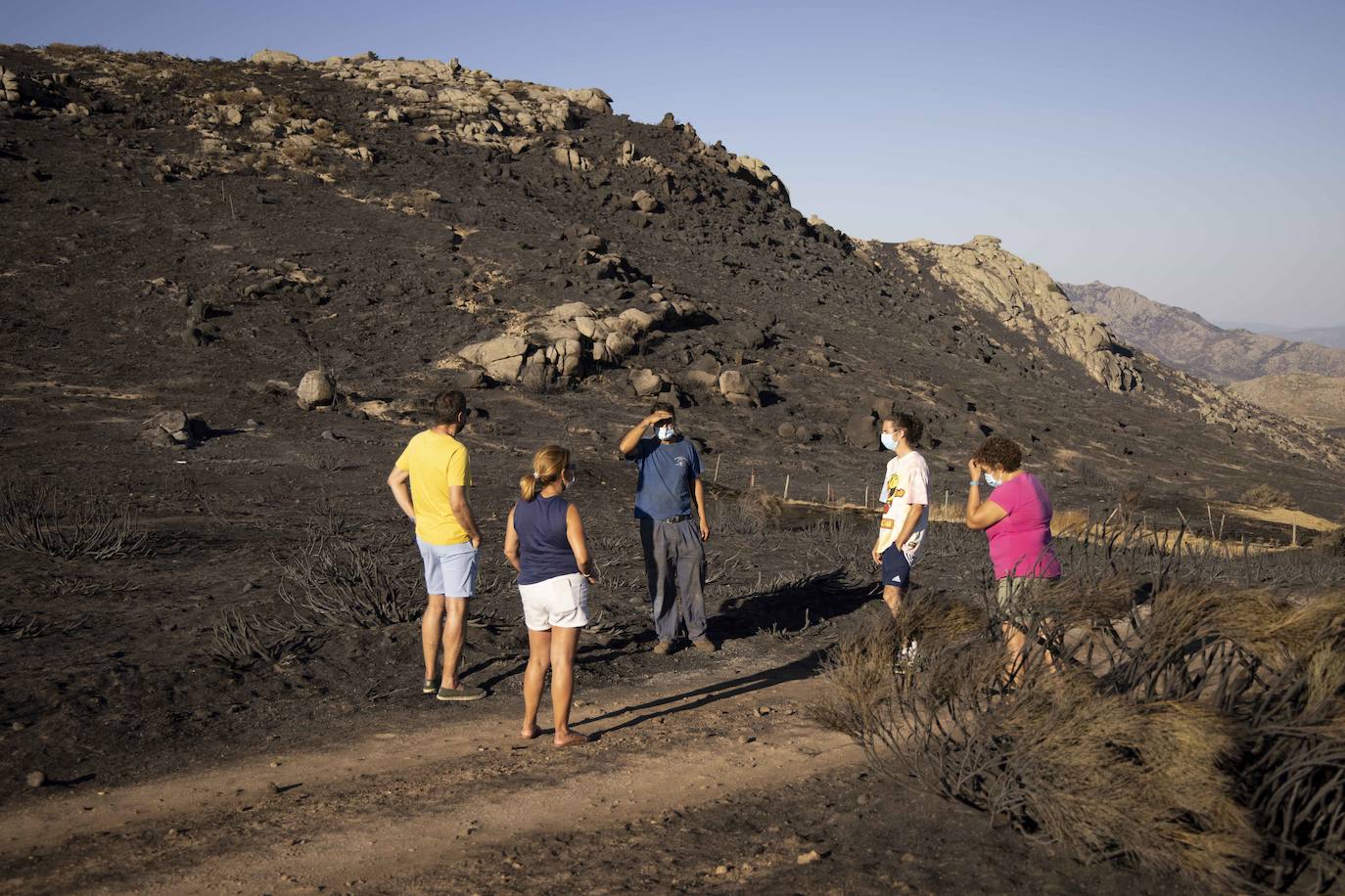 Los vecinos de Navalacruz recorren la zona quemada, una semana después