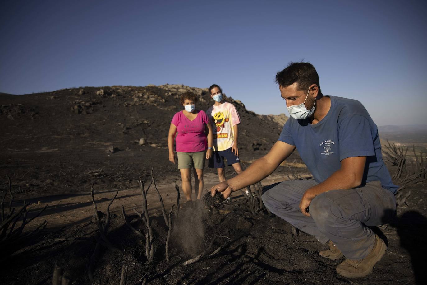 Los vecinos de Navalacruz recorren la zona quemada, una semana después