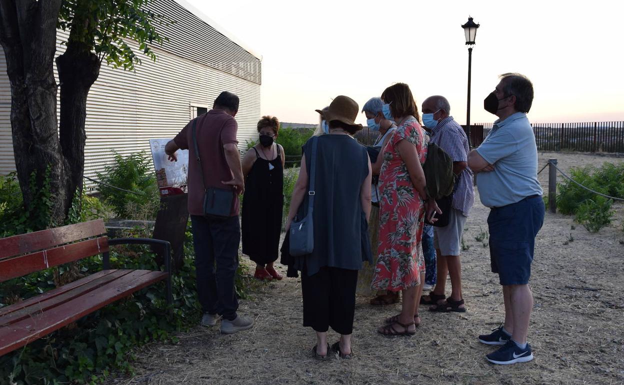 Carlos Macarro (izda.) junto a un grupo de personas, en el inicio de la visita. 