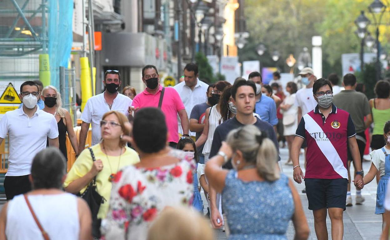 Personas, con y sin mascarilla, caminan por la calle Santiago de Valladolid.