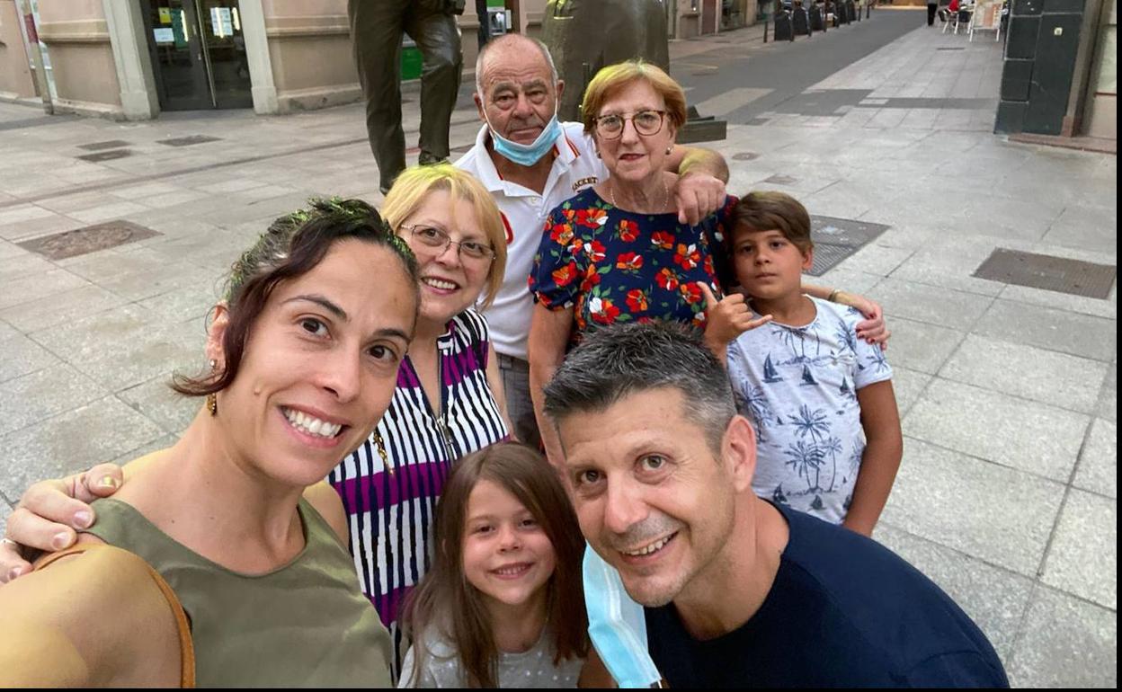 Vanessa Rodríguez, con su familia, en la Calle Mayor.