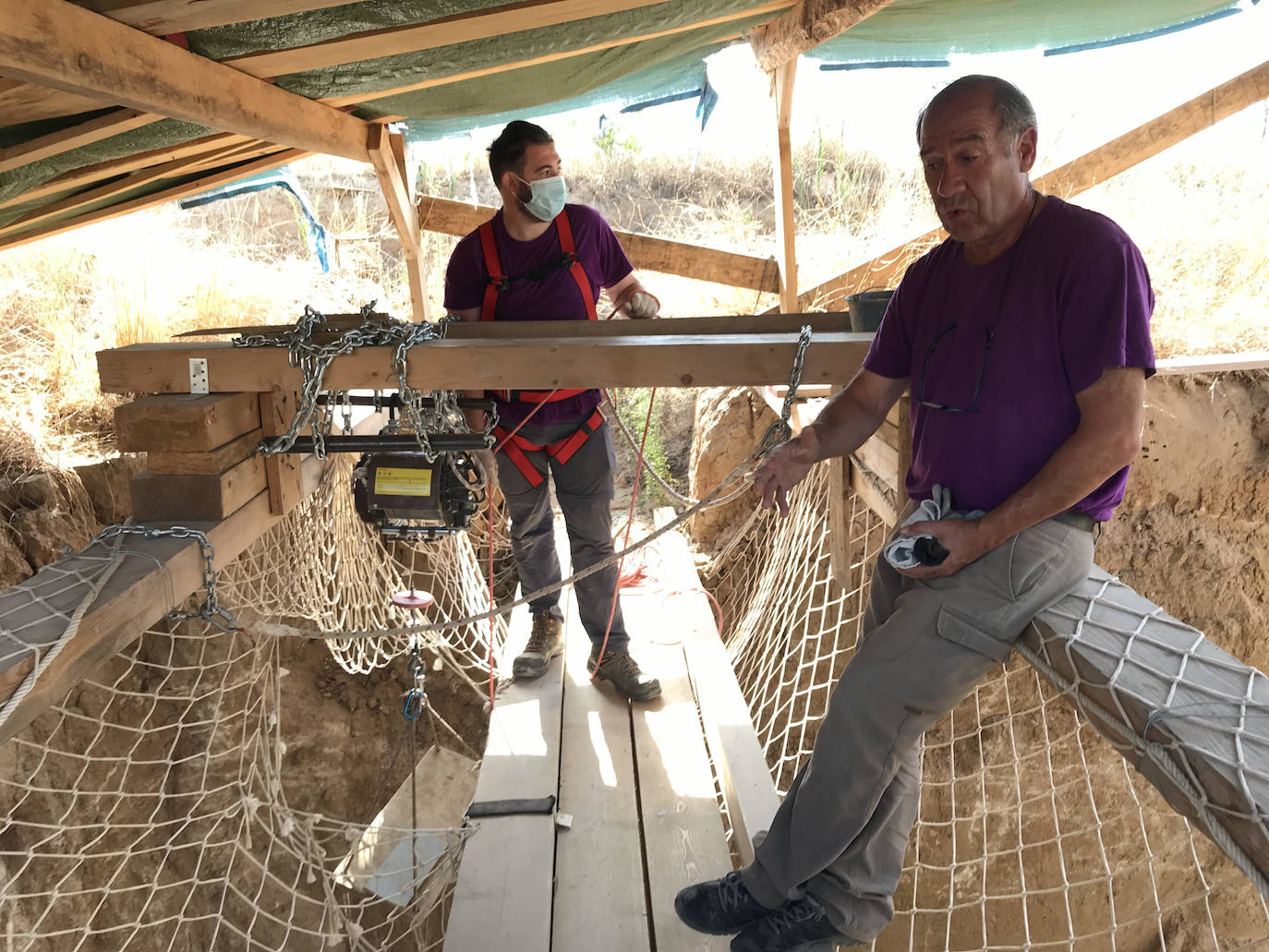 Colaboradores de la ARMH clasifican restos humanos de la fosa.