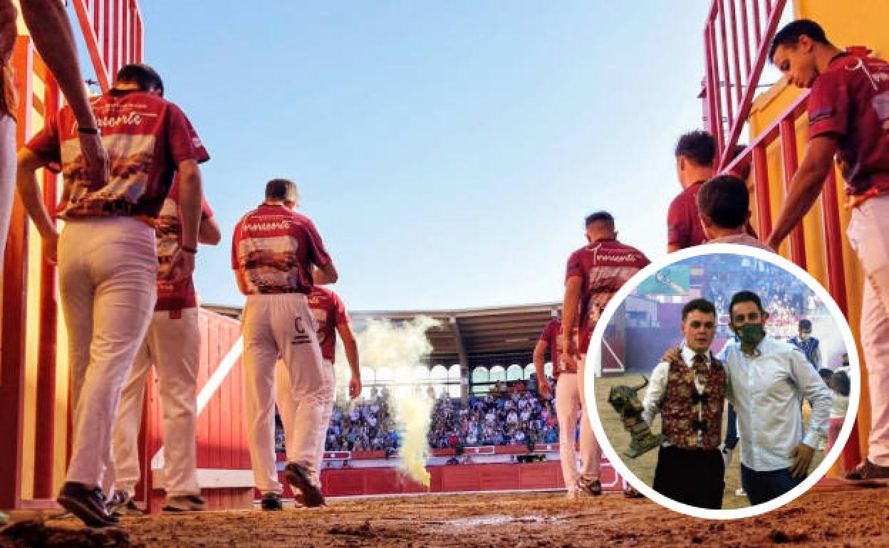 Salida al ruedo para su presentación de los recortadores participantes y Óscar Calvo recibiendo el trofeo.