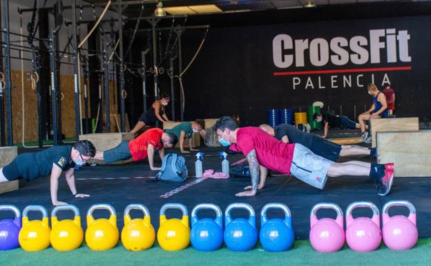 Usuarios en el gimnasio Crossfit de la capital palentina. 