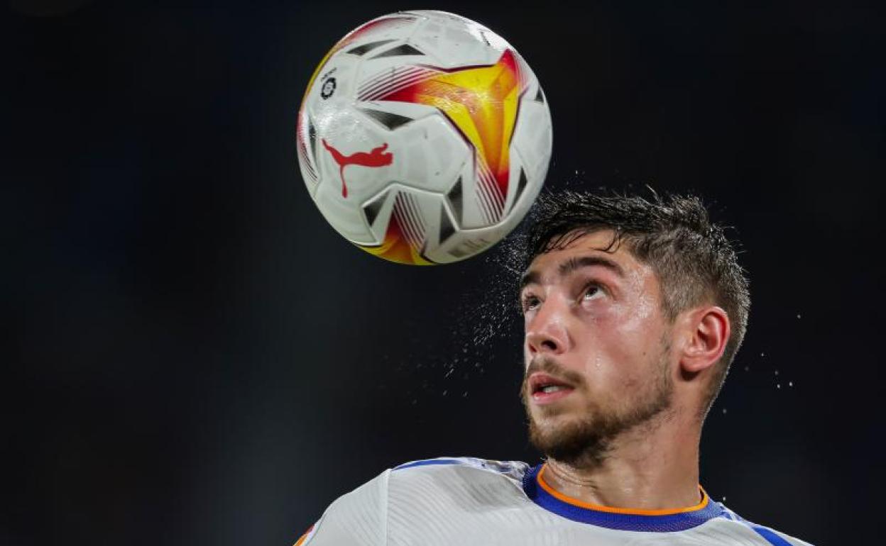 Fede Valverde controla el balón en un partido del Real Madrid. 