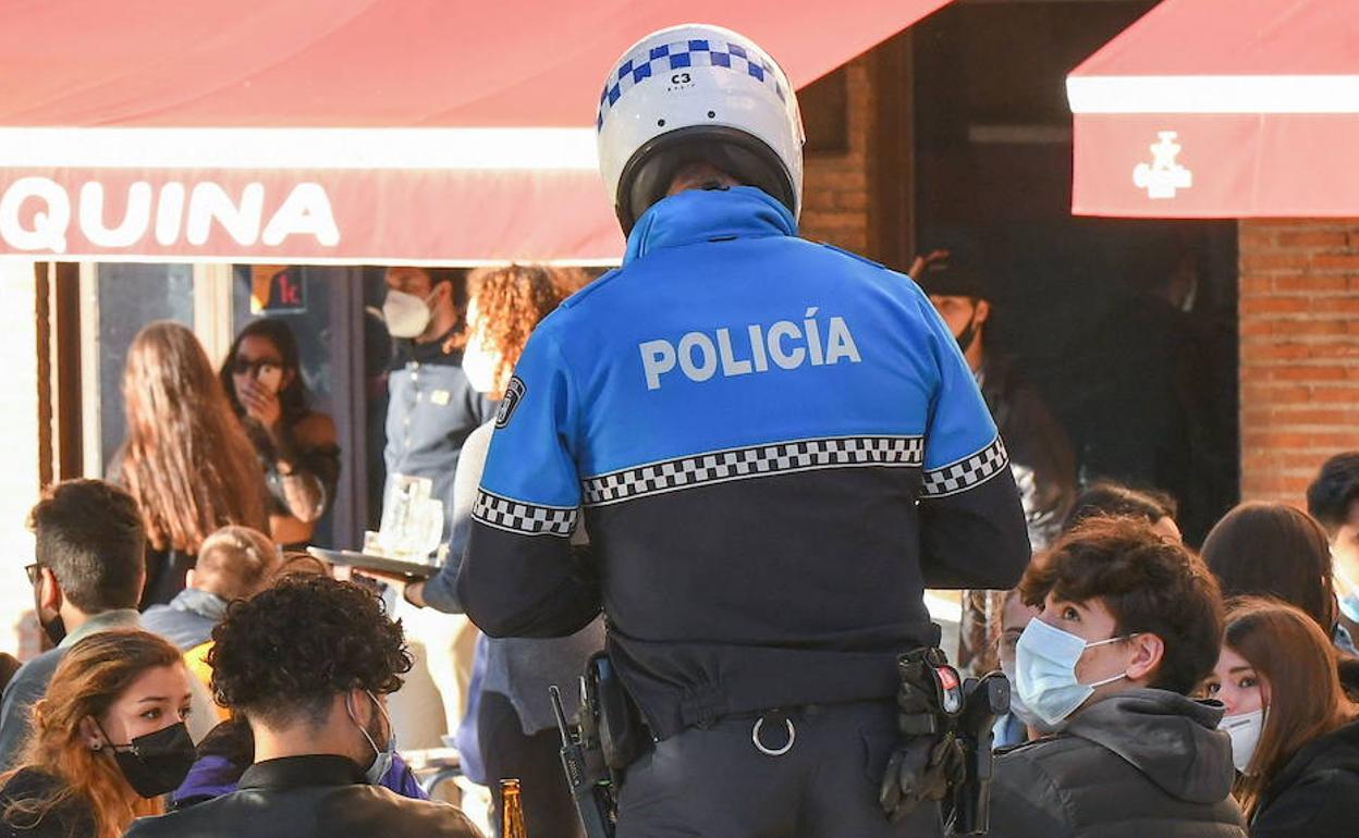 Un policía local, en una terraza en una imagen de archivo.