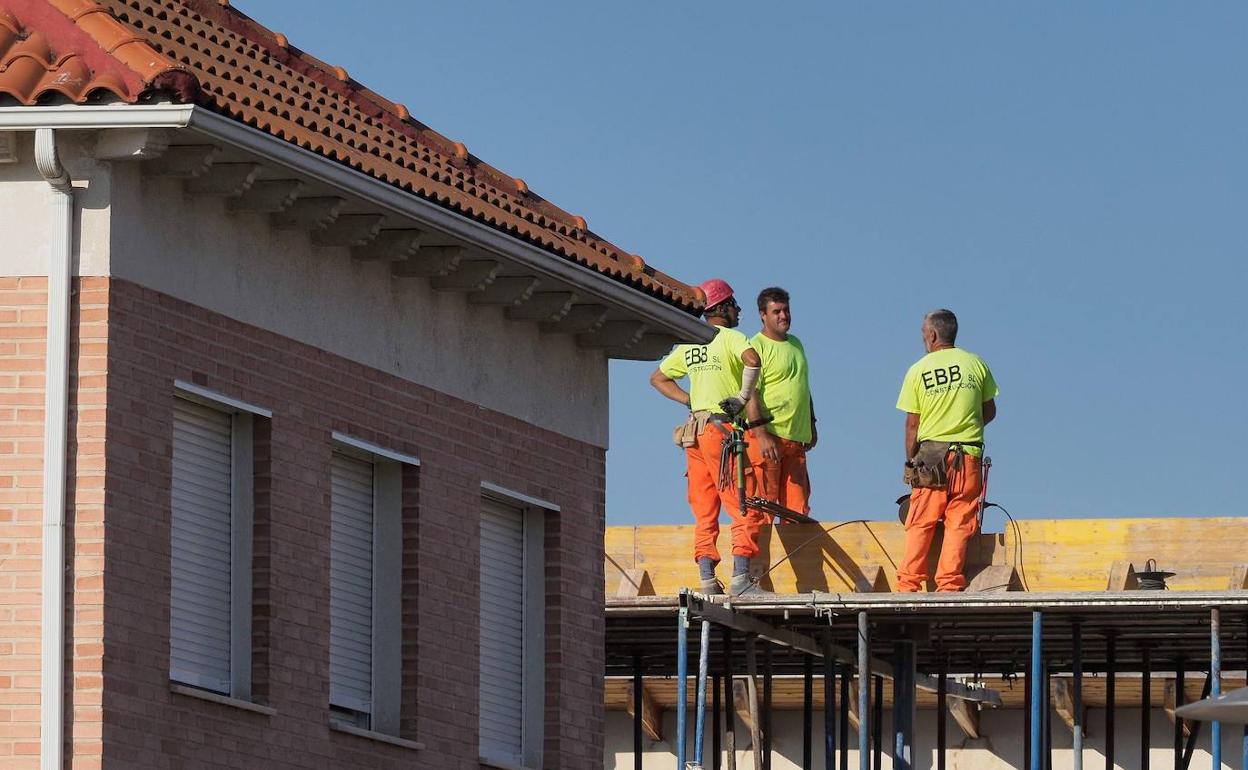 Trabajadores en una obra.