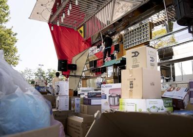 Imagen secundaria 1 - Los feriantes han comenzado el montaje de sus atracciones en el Real de la Feria. Arriba, Laura y su hijo Erik ponen a punto su puesto Premiolandia. Debajo, el bngo de Miguel Ángel Esgueva y Mister Bean. JOSÉ C. CASTILLO