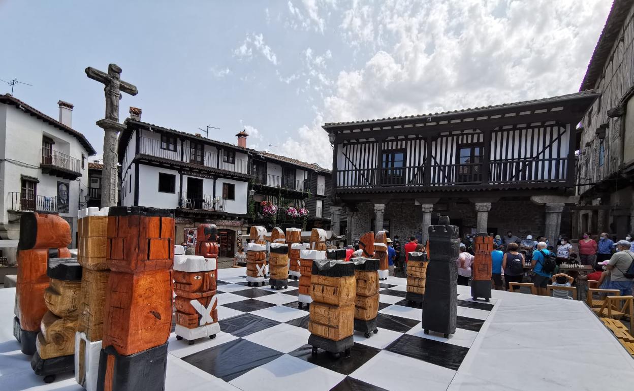 Tablero de ajedrez gigante en la Plaza Mayor de La Alberca. 