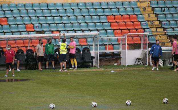 Imagen principal - El Salamanca UDS-CD Guijuelo, aplazado al sábado por la intensa lluvia que dejó impracticable el Helmántico