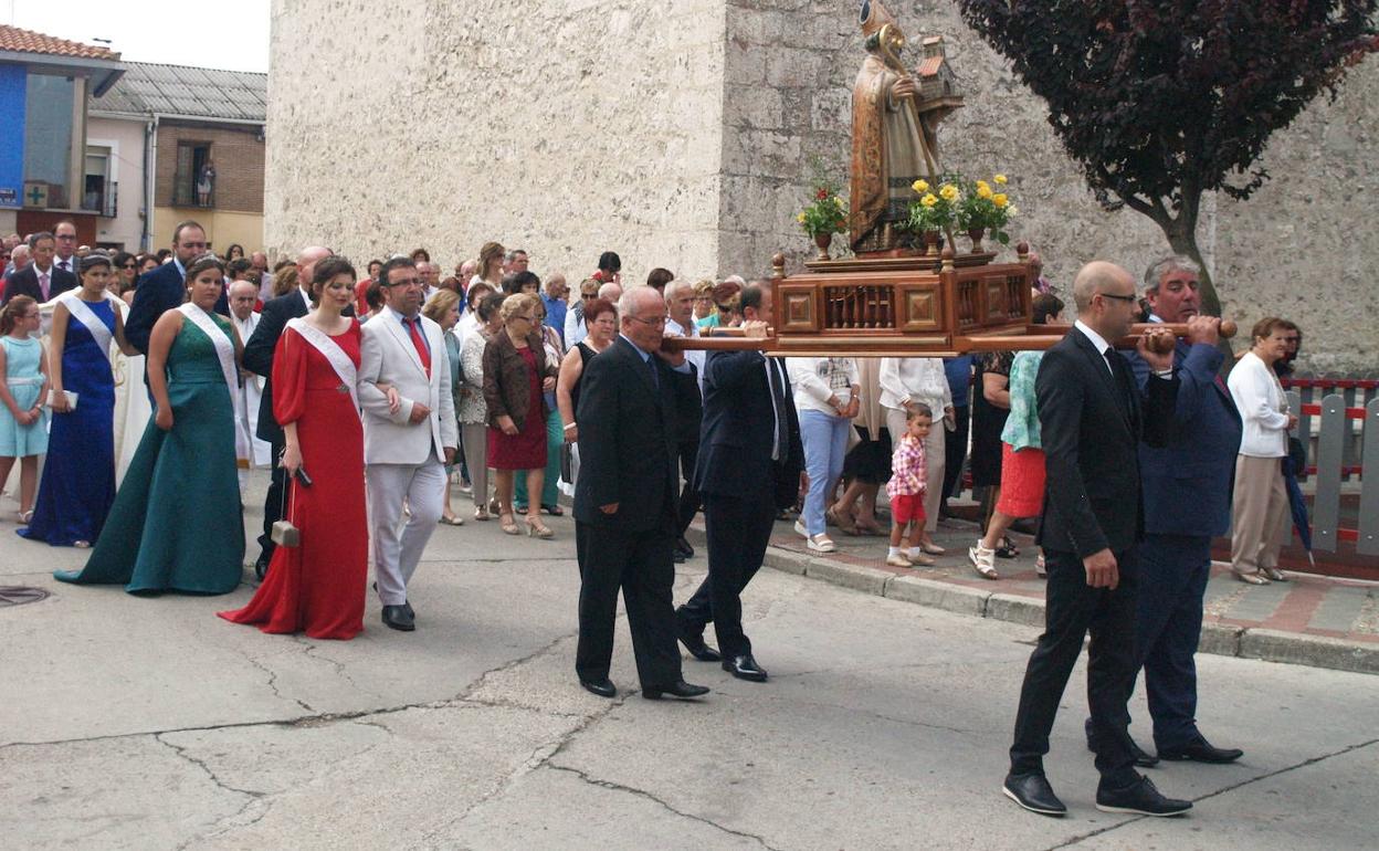 Procesión con la imagen de San Agustín portada a hombros por vecinos durante las fiestas de Pedrajas. 