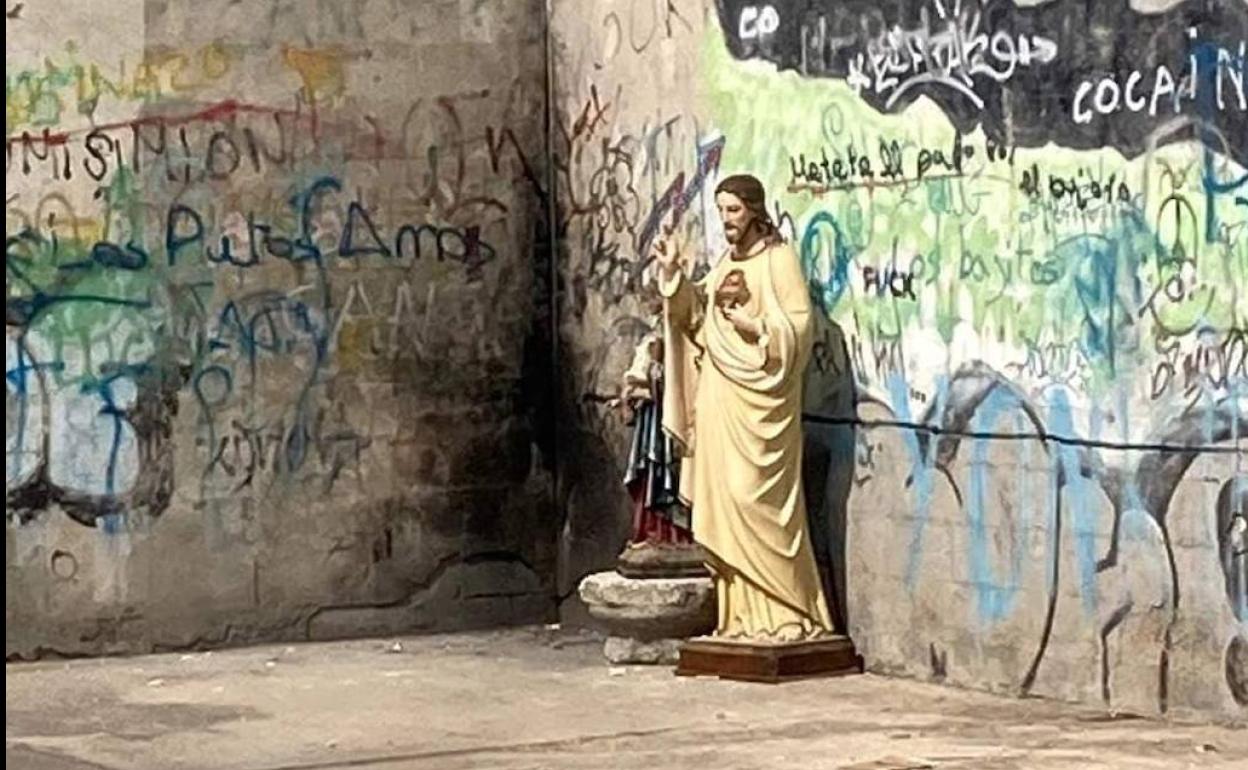 Imágenes del Cristo y la Virgen encontradas en el frontón de Santa María la Real de Nieva. 