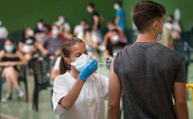 El 72% de la población total de Castilla y León ya tiene la vacunación covid completa