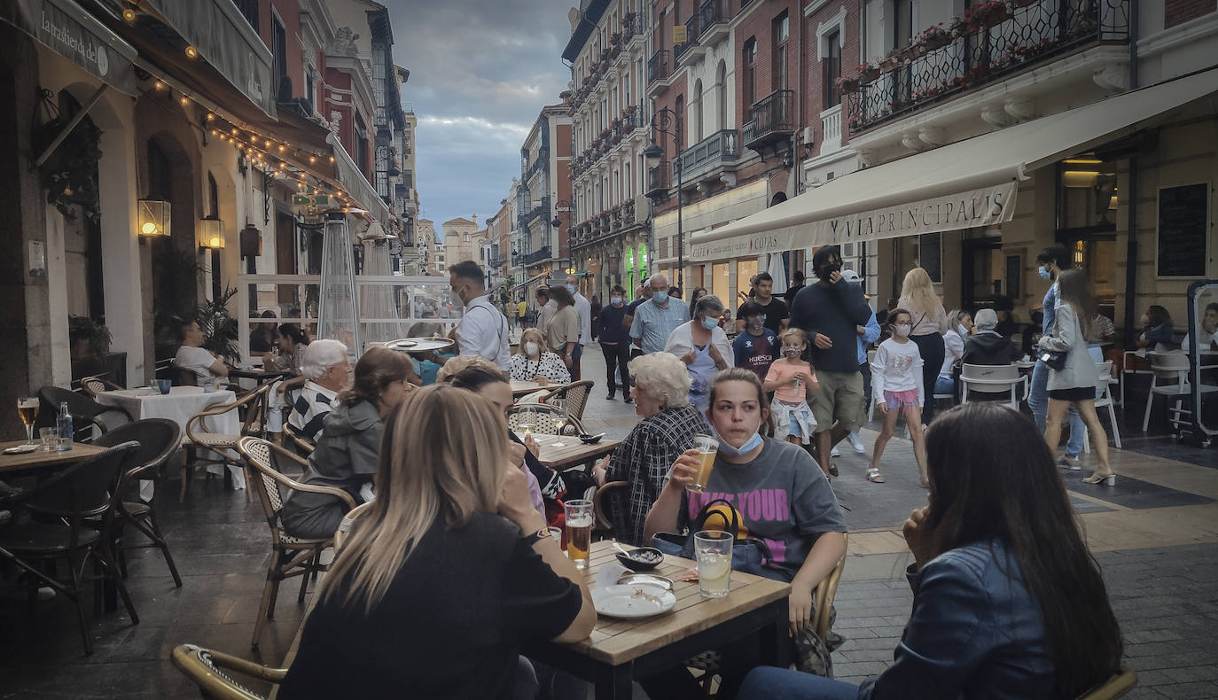 Detenerse en León siempre es una buena idea, pero hacerlo cuando se llevan 470 kilómetros a las espaldas es casi prescripción facultativa. Su catedral, el Barrio Húmedo, la calle Ancha… Un festival de sabores con que quitarte el polvo del Camino.