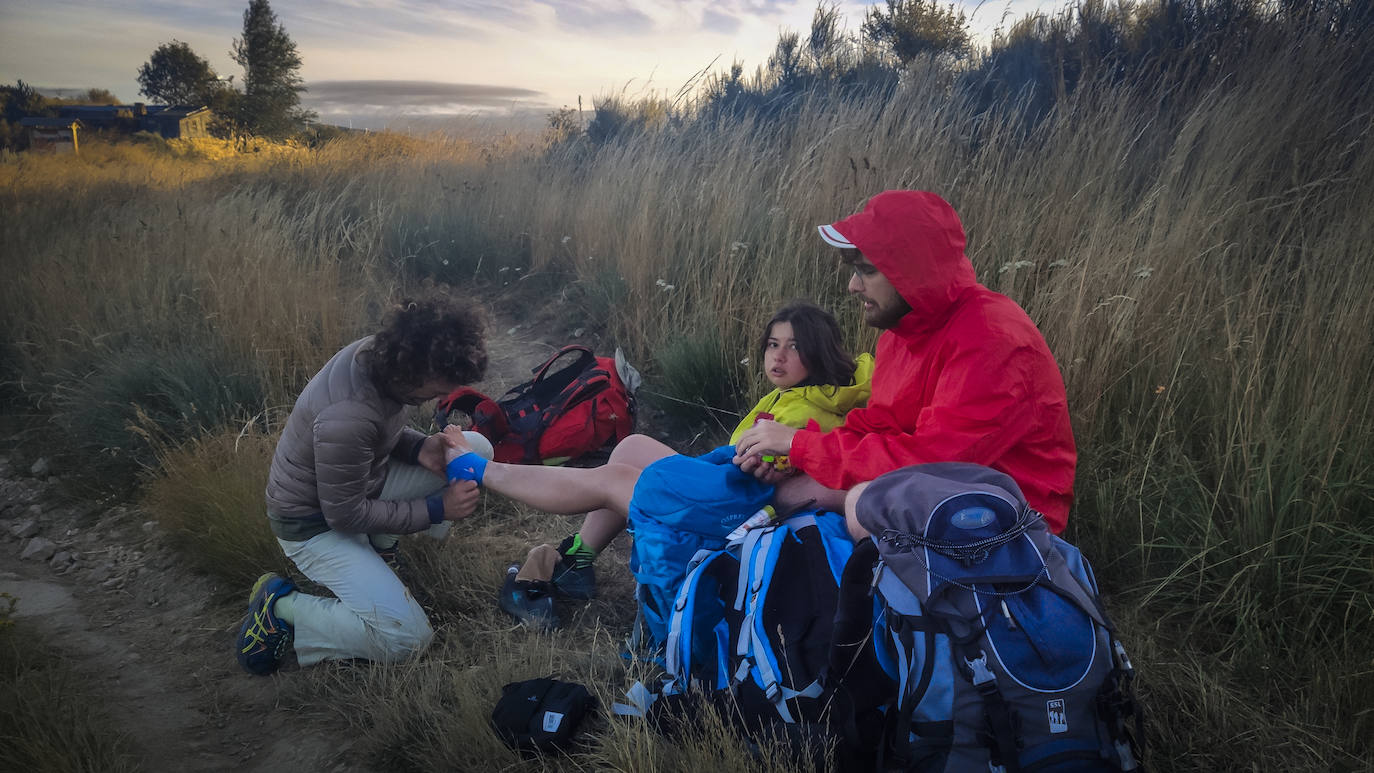 Camino de Manjarín, y del refugio de Tomás el Templario y ‘Oso’, su escudero, esta joven ha tenido que hincar la rodilla y someterse a cuidados médicos. Las torceduras son el enemigo avieso que espera agazapado en cada grieta del recorrido.