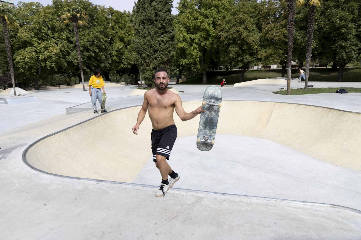 Fotos: Decenas de personas ya utilizan la pista de skate en las Moreras