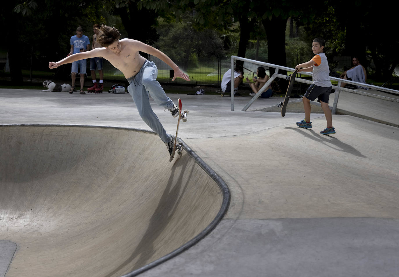 Fotos: Decenas de personas ya utilizan la pista de skate en las Moreras