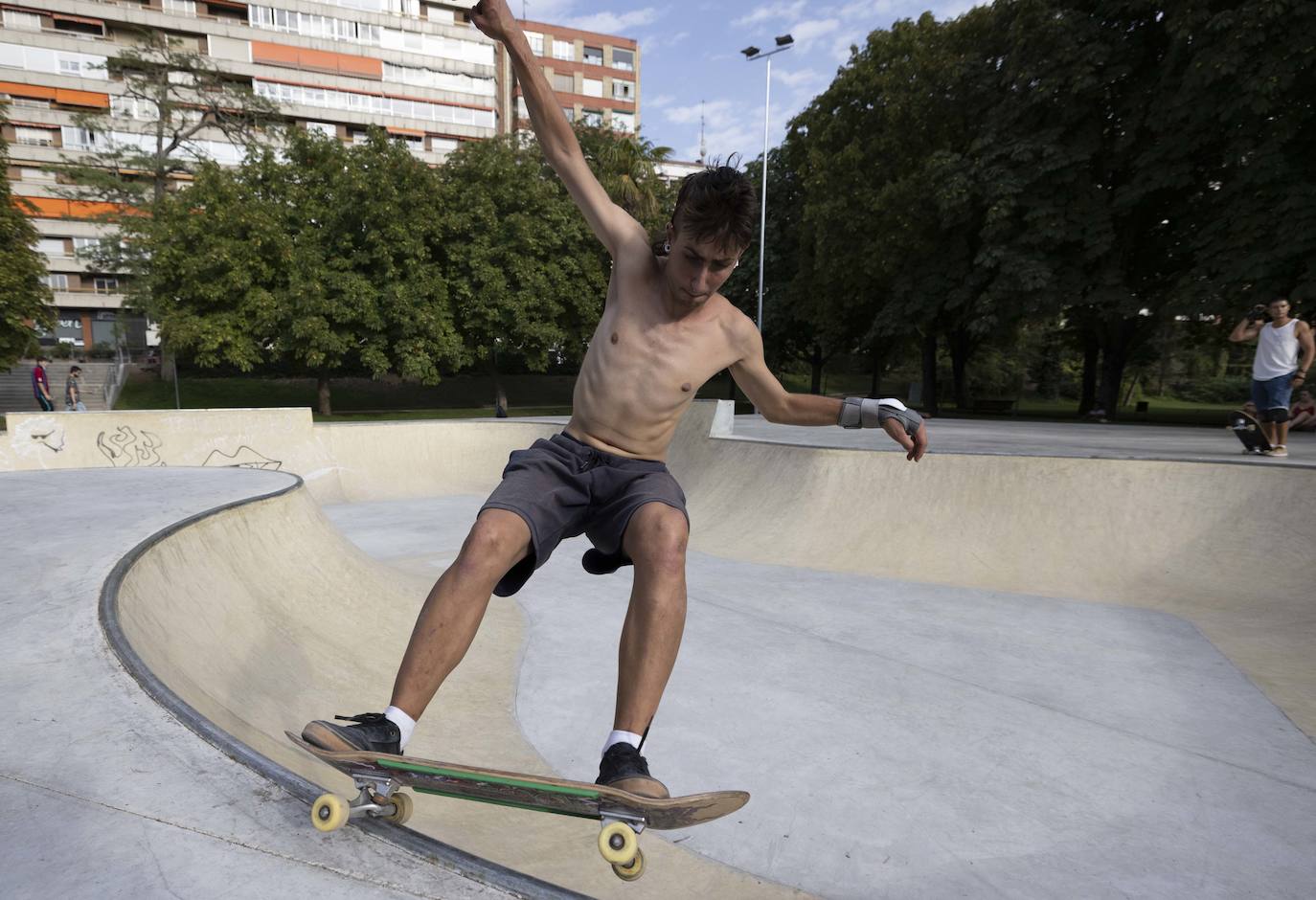 Fotos: Decenas de personas ya utilizan la pista de skate en las Moreras