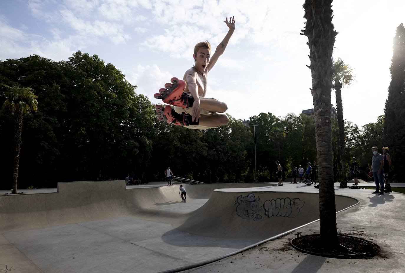 Fotos: Decenas de personas ya utilizan la pista de skate en las Moreras