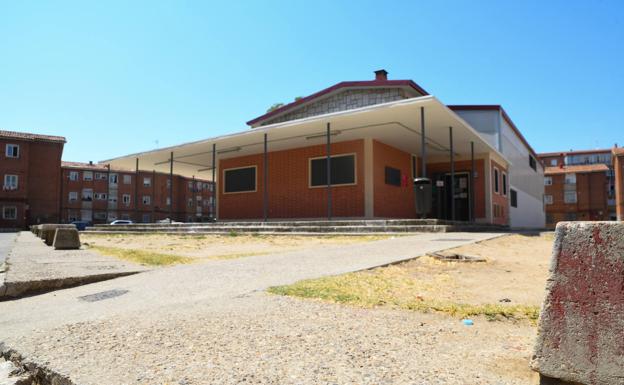 Estado de la plaza que rodea al Centro de Iniciativas Ciudadanas Segundo Montes.