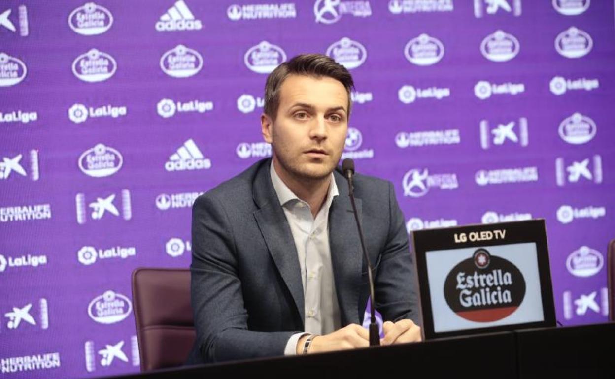 Fran Sánchez, director deportivo del Real Valladolid, durante la rueda de prensa de este jueves.