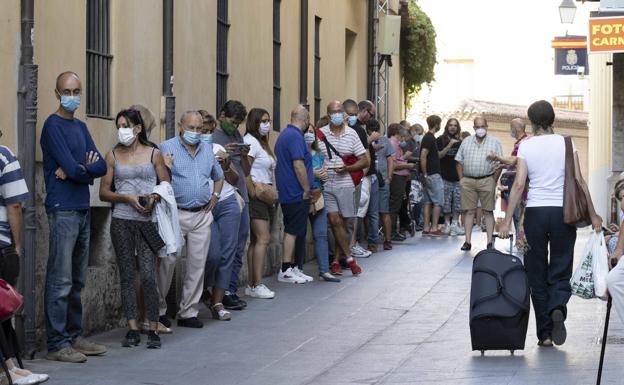Colas para adquirir las entradas para los conciertos de las fiestas de Valladolid. 
