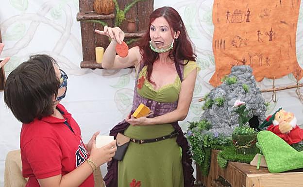 La brujita Patri Zenner con un niño durante una de sus actuaciones.