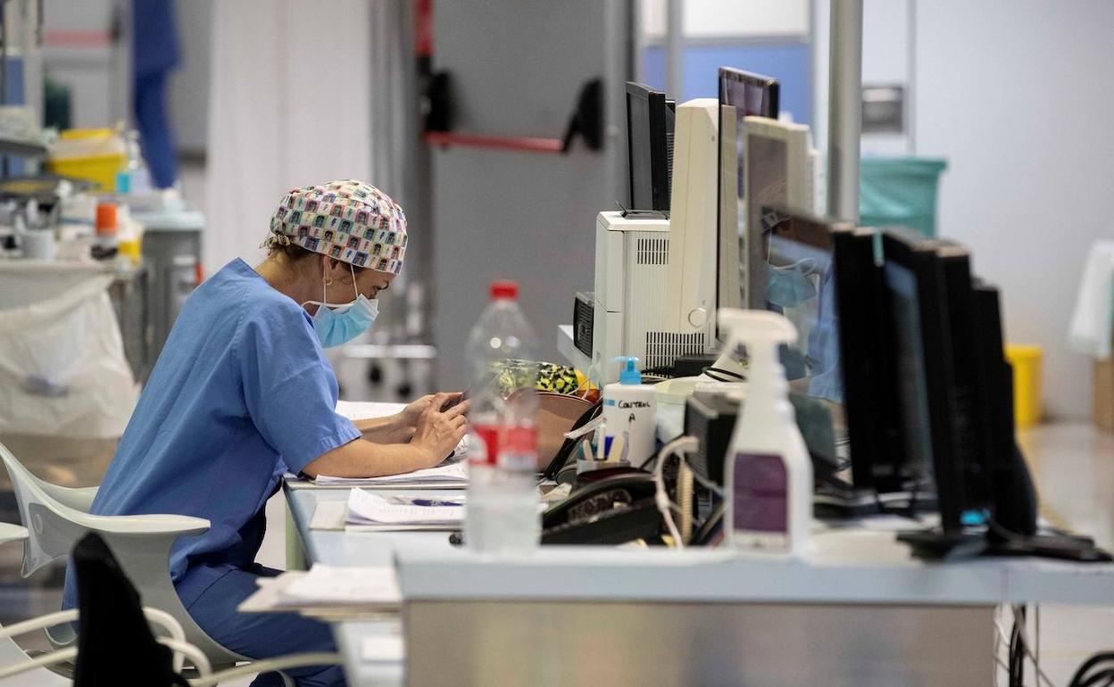 Una enfermera de la UCI, en un hospital en una imagen de archivo.