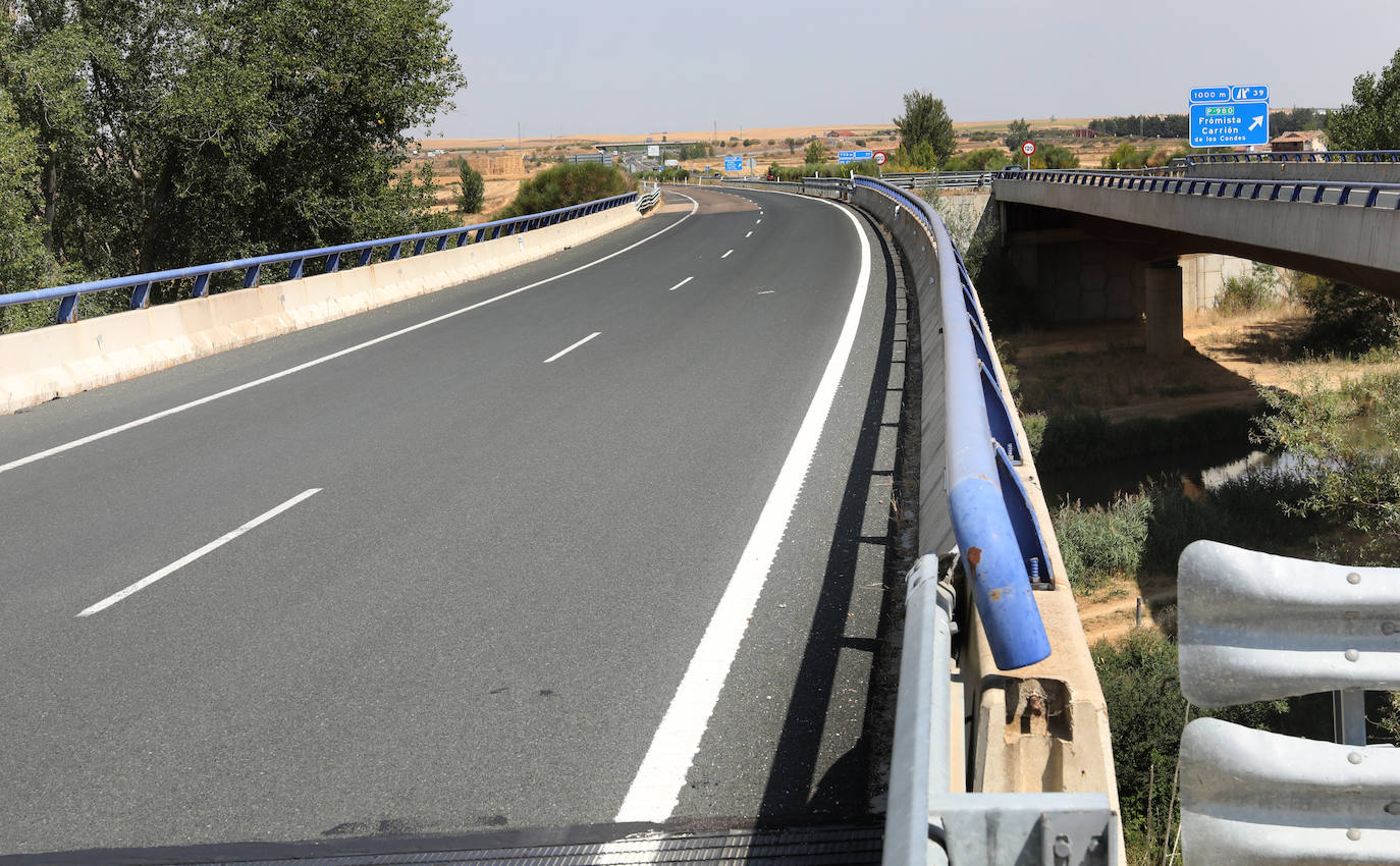 Fotos: Corte de tráfico en la A-67 a la altura de Frómista en sentido Palencia