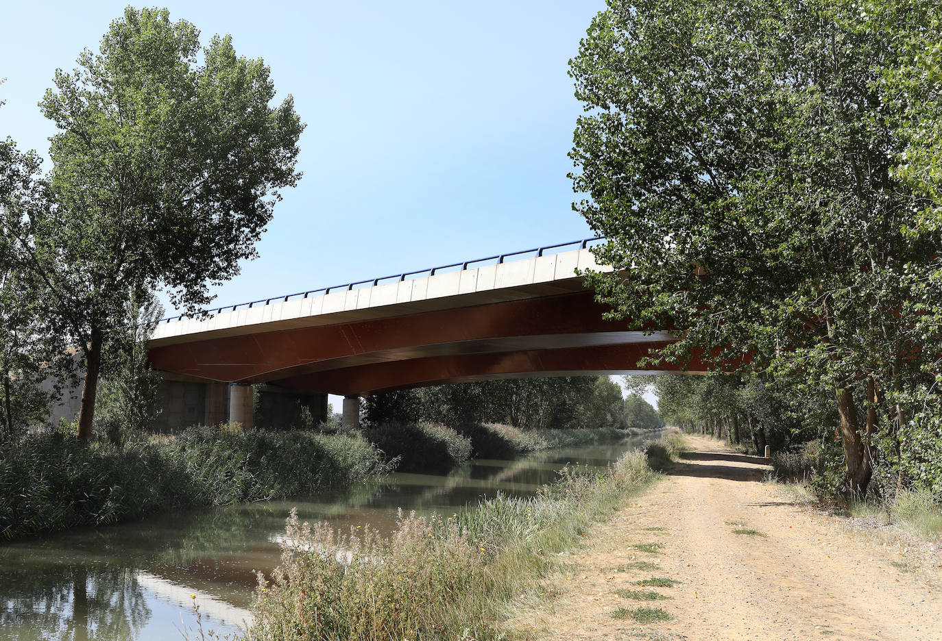 Fotos: Corte de tráfico en la A-67 a la altura de Frómista en sentido Palencia