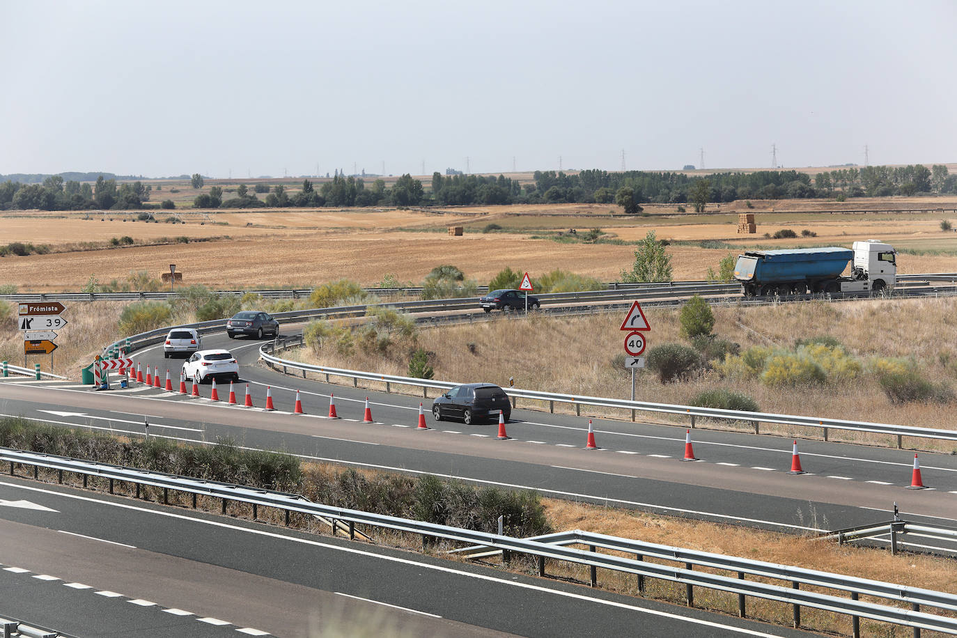 Fotos: Corte de tráfico en la A-67 a la altura de Frómista en sentido Palencia