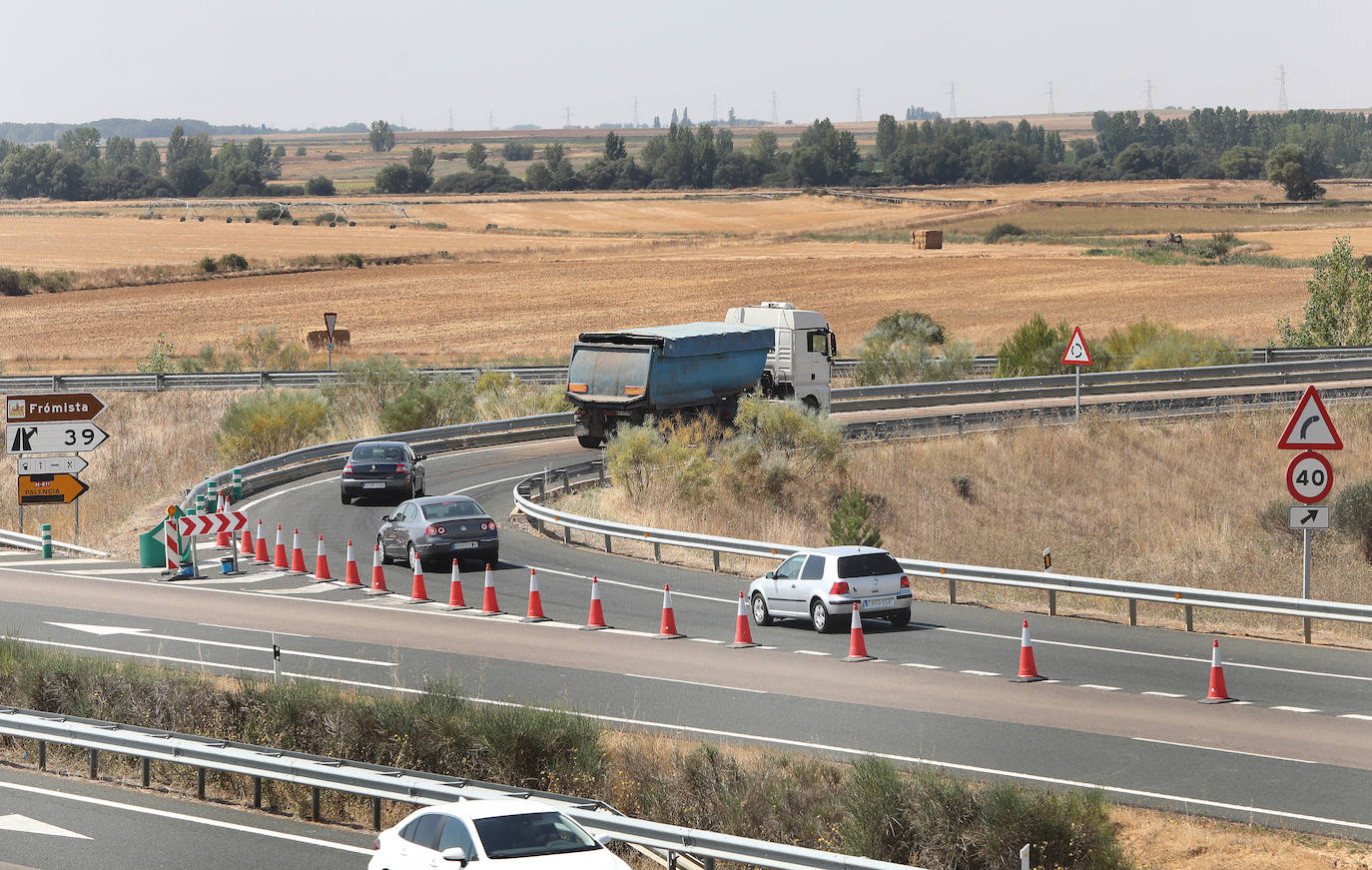 Fotos: Corte de tráfico en la A-67 a la altura de Frómista en sentido Palencia