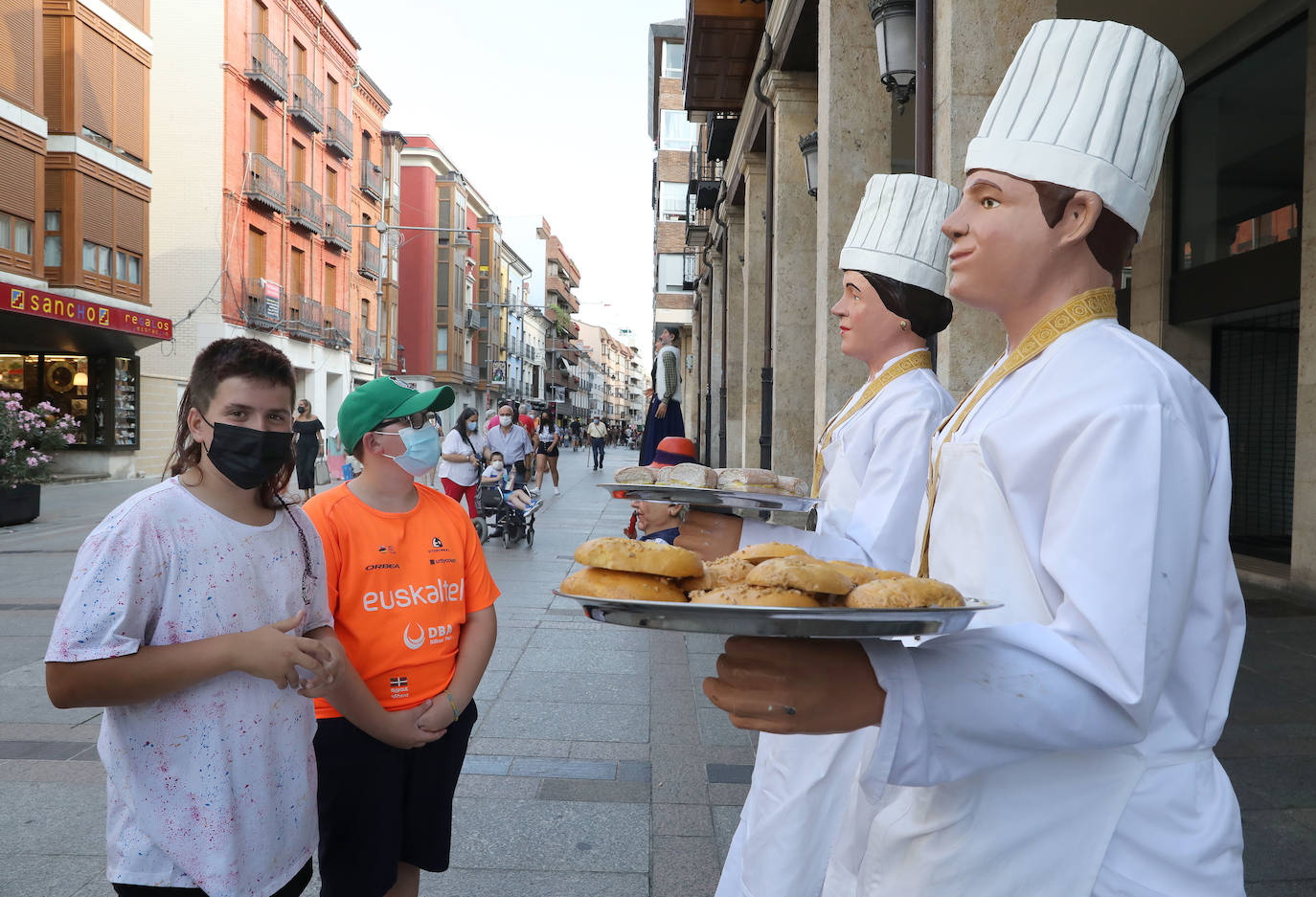 Fotos: Gigantones y cabezudos toman la Calle Mayor de Palencia