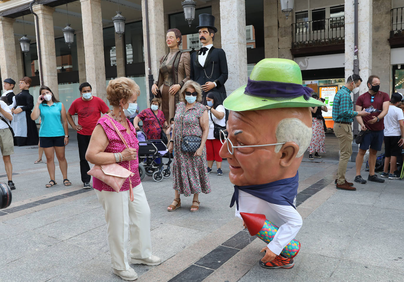 Fotos: Gigantones y cabezudos toman la Calle Mayor de Palencia