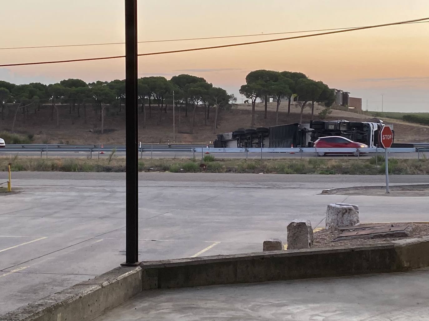 Accidente de un camión en la A-6 a la alttura de rueda.