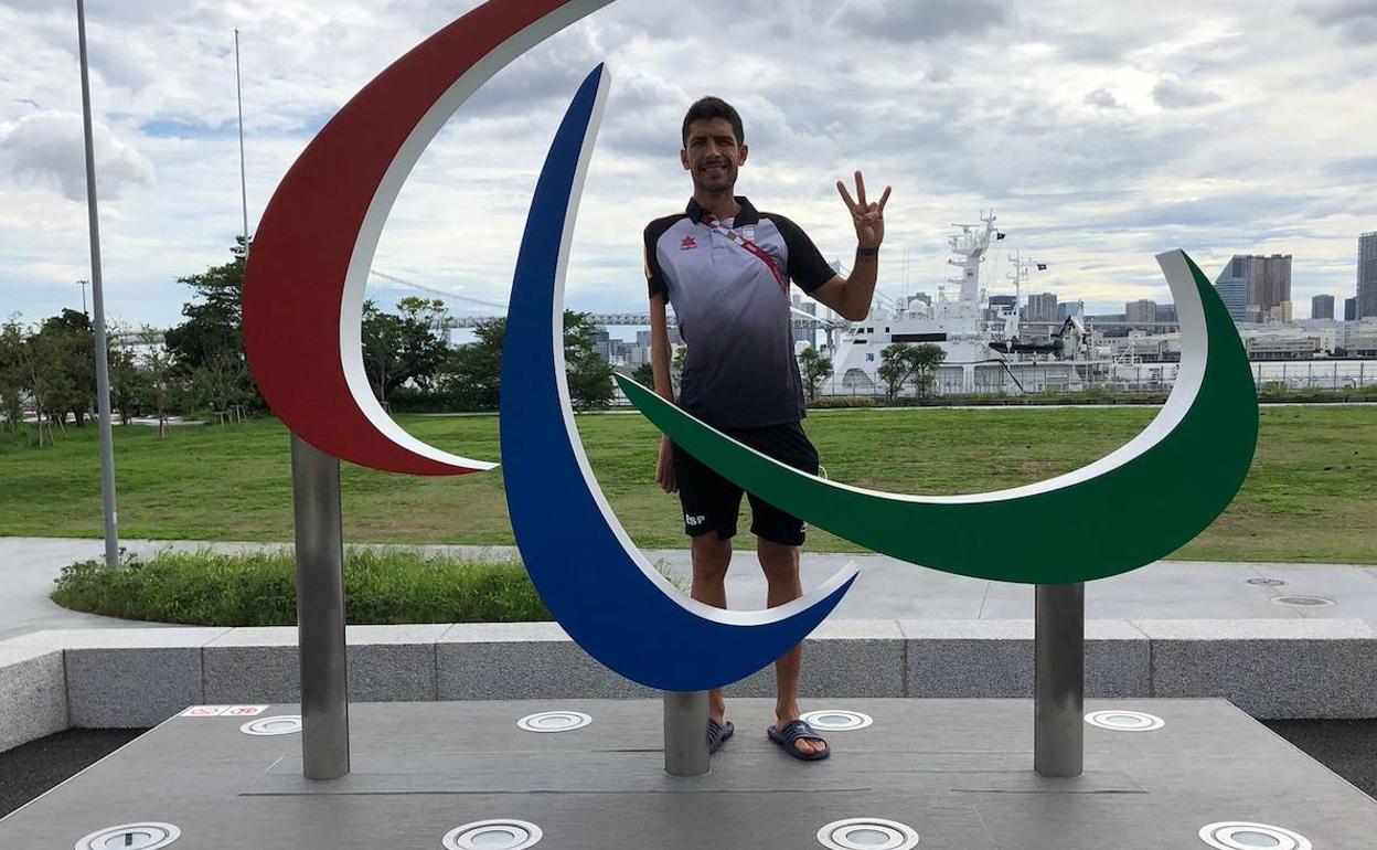 Alejandro Sánchez Palomero posa en la villa olímpica de Tokio junto al logo de los Juegos Paralímpicos.