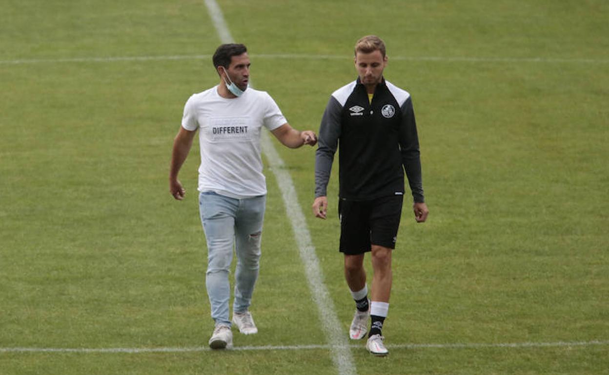 Jonathan Martín, director deportivo del CD Guijuelo, y Carmona, jugador del Salamanca UDS. 