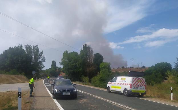 Incendio forestal en los alrededores de una fábrica de explosivos en Masa