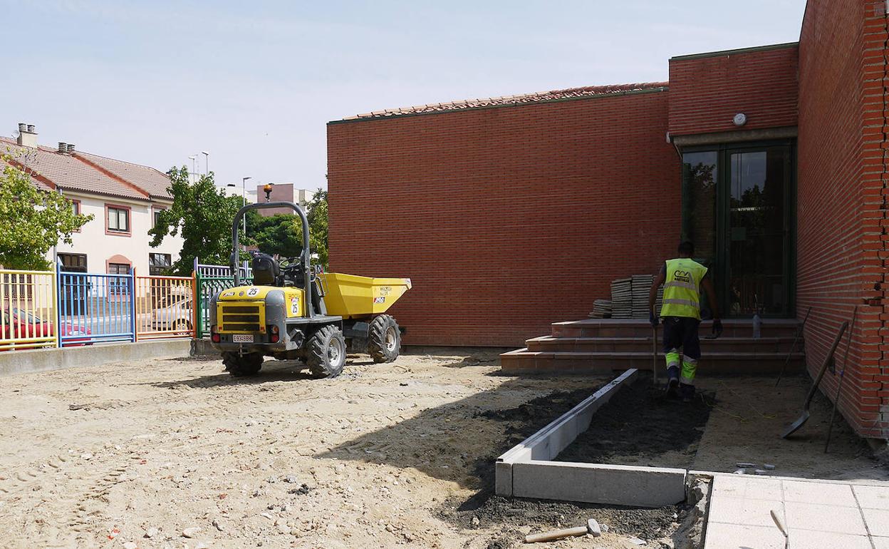 Arrancan las obras en el patio del colegio Pablo Picasso de Carbajosa. 