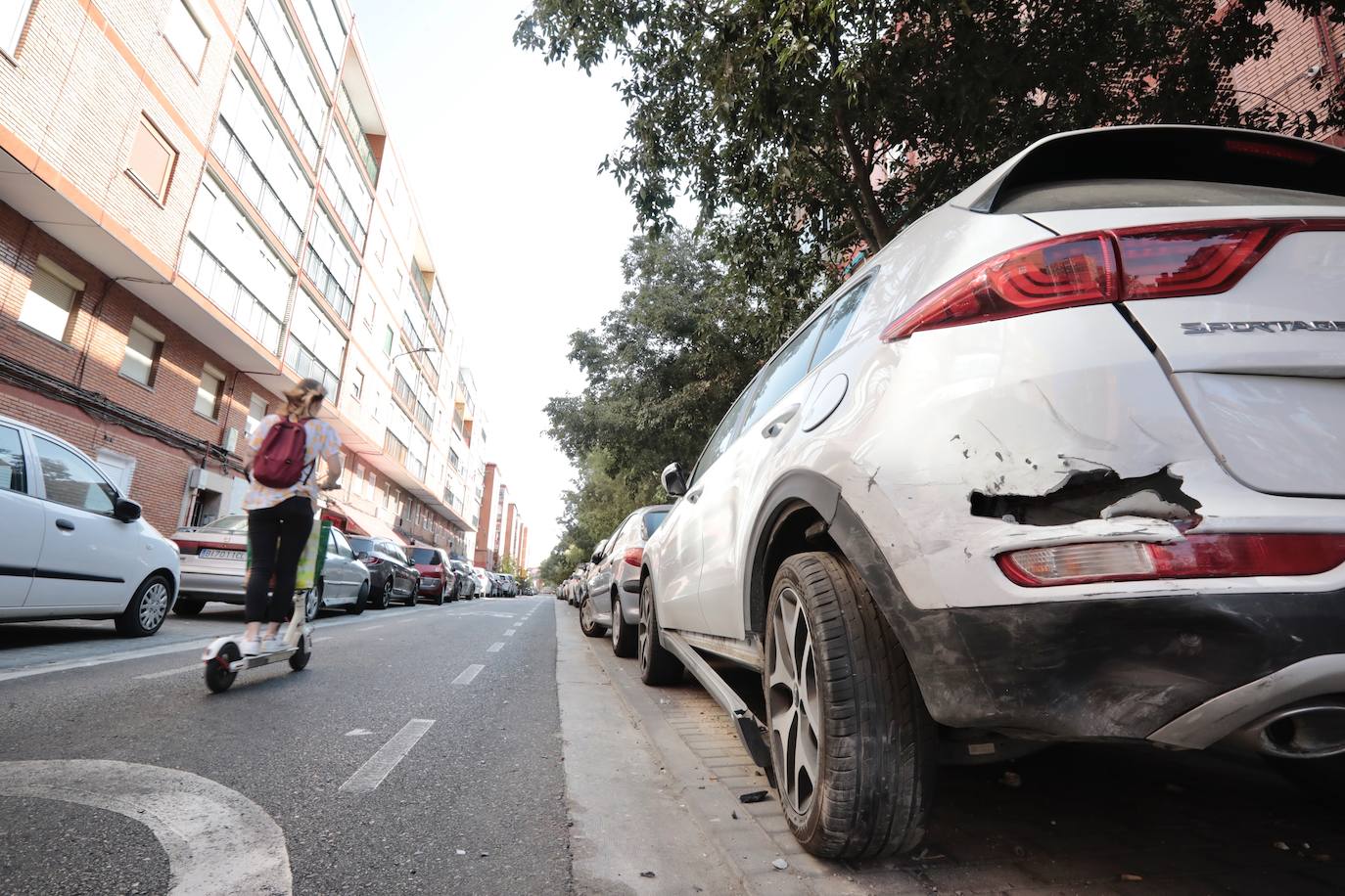 Fotos: Un conductor colisiona con más de veinte coches aparcados en el barrio vallisoletano de La Rondilla y se da a la fuga